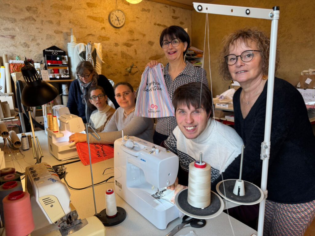 L’association Tisséa By Mademoiselle Coud illustrée par sa fondatrice Isabelle Brice (au centre), accompagnée de jeunes adultes handicapés et de bénévoles.